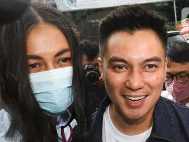 Pasangan selebritis Baim Wong dan Paula Verhoeven saat tiba di Polres Jakarta Selatan, Jumat (7/10/2022). Baim Wong dan Paula Verhoeven  hadiri pemeriksaan sebagai saksi terlapor konten prank KDRT. (Liputan6.com/Herman Zakharia)