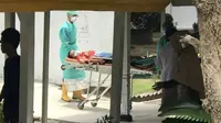 Petugas Rumah Sakit Umum Daerah Pekanbaru ketika membawa pasien terindikasi virus corona ke ruang isolasi. (Liputan6.com/M Syukur)