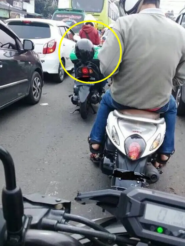 6 Kelakuan Driver Ojek Online saat Berhenti di Lampu Merah Ini Bikin Tepuk Jidat