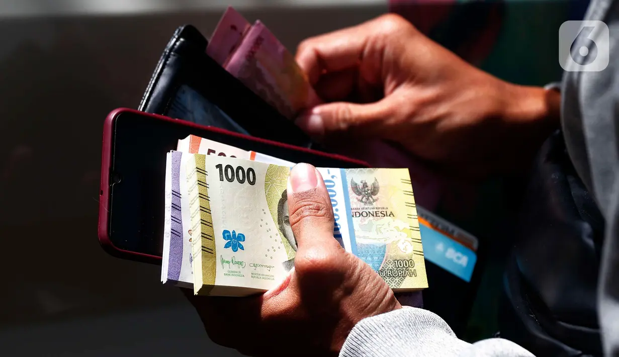 Namun, Bank Indonesia (BI) dan perbankan membatasi penukaran uang tunai sebesar Rp 3,8 juta per orang menjelang hari raya Idul Fitri atau Lebaran 2023. (Liputan6.com/Angga Yuniar)