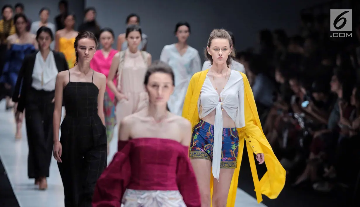 Sejumlah model mengenakan busana rancangan Paulina Katarina dalam ajang Jakarta Fashion Week 2018 di Senayan City, Jakarta, Kamis (26/10). (Liputan6.com/Faizal Fanani)