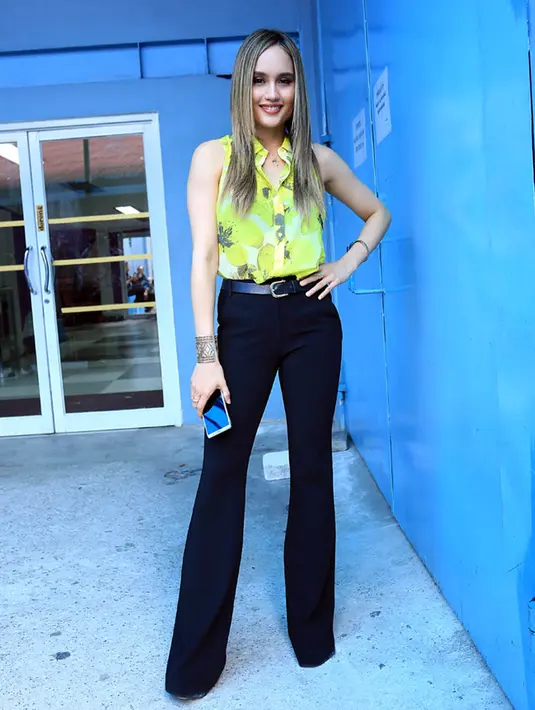 Tidak hanya masyarakat yang ramah, perempuan berdarah Jerman Sunda itu yang suka makanan pedas itu juga kangen cabai rawit. (Deki Prayoga/Bintang.com)