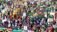 Ribuan orang berlongmarch dari Bundaran HI menuju kawasan Patung Kuda, Jakarta, Minggu (16/11/2014). (Liputan6.com/Faizal Fanani)