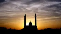 Serangkaian ibadah seperti berpuasa, membaca (tadarus) Al-Qur’an, dan sholat Tarawih menjadi kegiatan 'rutin' di bulan penuh berkah ini. Lakukan persiapan agar semuanya berjalan lancar. (Image: Pexels)