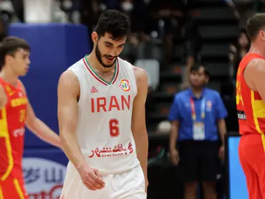 Pemain timnas basket Iran, Mohammad Amini (tengah) usai berhadapan dengan Spanyol pada penyisihan Grup G FIBA World Cup 2023 di Indonesia Arena, Gelora Bung Karno, Jakarta, Rabu (30/8/2023). Iran kalah 65-85 dari Spanyol. (Liputan6.com/Helmi Fithriansyah)