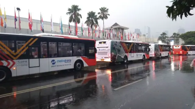 Hujan menyambut datangnya perayaan Closing Ceremony Asian Games 2018.(Tommy/Liputan6.com)