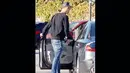 Penyerang Real Madrid Cristiano Ronaldo bersiap menaiki mobilnya saat menjemput anaknya pulang sekolah di Madrid, Selasa (27/1/2015). (Dailymail)