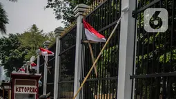 Pekerja menanam tanaman di sekitar kompleks Parlemen Gedung DPR/MPR, Senayan, Jakarta, Rabu (16/10/2019). Jelang pelantikan presiden dan wakil presiden pada 20 Oktober, berbagai persiapan dilakukan Gedung DPR, salah satunya mempercantik pagar di depan pintu masuk. (Liputan6.com/Faizal Fanani)