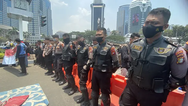 Polisi mengawal aksi mahasiswa terkait sidang putusan batas usia capres-cawapres yang digelar di Mahkamah Konstitusi (MK), Senin (16/10/2023).