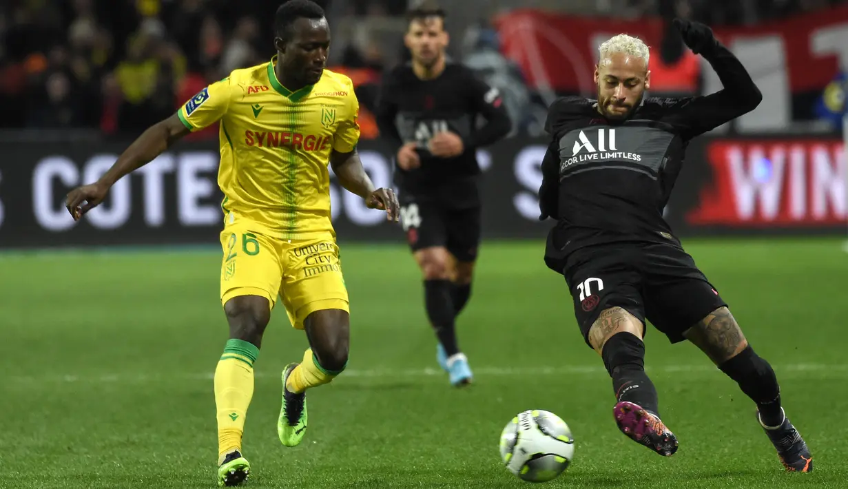 Penyerang Paris Saint-Germain (PSG) Neymar berebut bola dengan penyerang Nantes Osman Bukari pada laga pekan ke-25 Ligue 1 Prancis di Stade de la Beaujoire, Minggu (20/2/2022) dinihari WIB. PSG keok saat bertandang ke Nantes dengan skor 1-3. (Sebastien SALOM-GOMIS/AFP)