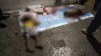 Warga Kelapa Lima, Kota Kupang, NTT digegerkan dengan penemuan jasad dua bocah yang tewas mengenaskan, Di sampingnya ada sang ibu yang juga mengalami luka-luka di sekujur tubuhnya. (Liputan6.com// Ola Keda)