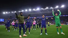 Para pemain Paris Saint-Germain melakukan selebrasi usai pertandingan leg kedua perempat final Liga Champions 2024/2025 melawan Aston Villa di Villa Park, Birmingham, Inggris, pada 15 April 2025 atau Rabu 16 April 2025 dini hari WIB. (FRANCK FIFE/AFP)