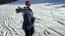 Outfit berlapis jadi pilihan Yura untuk tetap hangat saat main ski di Jepang. [Foto: IG/yurayunita].