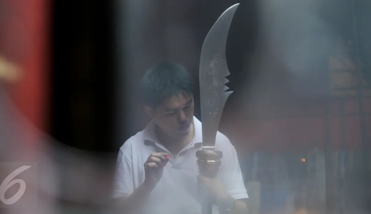 Umat Tionghoa membersihkan alat pusaka yang nanti digunakan  mengusung arca suci saat perayaan cap go meh, Vihara Bodhi Dharma, Jakarta, (20/2). perayaan cap go meh yang akan berlangsung pada Senin (22/02). (Liputan6.com/Johan Tallo)