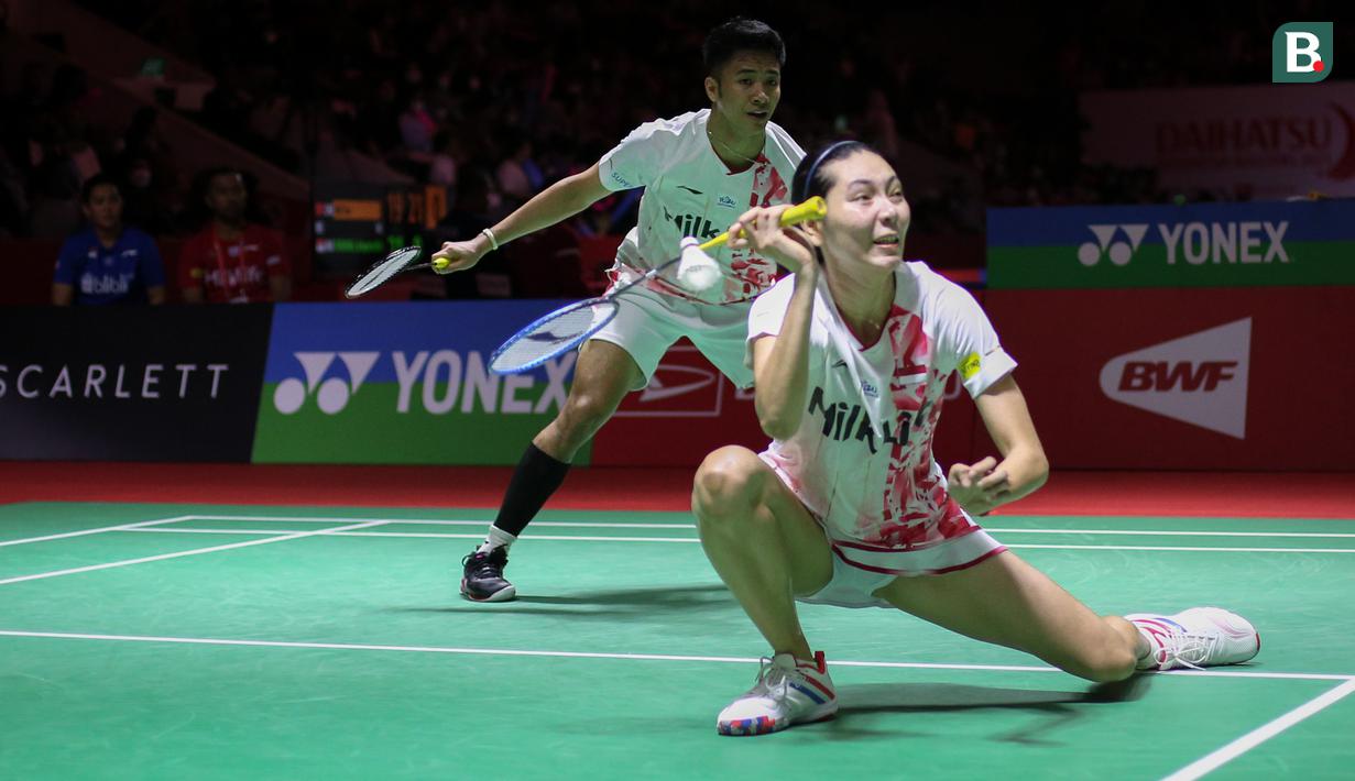 Pebulutangkis ganda campuran Indonesia, Dejan Ferdiansyah/Gloria Emanuelle Widjaja bertanding melawan pebulutangkis ganda campuran Jepang, Yuki Kaneko/Misaki Matsumoto pada laga perempatfinal Indonesia Masters 2023 di Istora Senayan, Jakarta, Jumat (27/01/2023). Apri/Fadia kalah dengan skor 21-16, 17-21, 18-21. (Bola.com/Bagaskara Lazuardi)