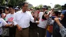 Cagub DKI Jakarta, Anies Baswedan (kiri) disambut warga jelang sosialisasi di Rusun Karet Tengsin, Jakarta, Rabu (28/12). Anies juga melantik koordinator tim pemenangan tingkat Rt dan Rw di Karet Tengsin. (Liputan6.com/Helmi Fithriansyah)