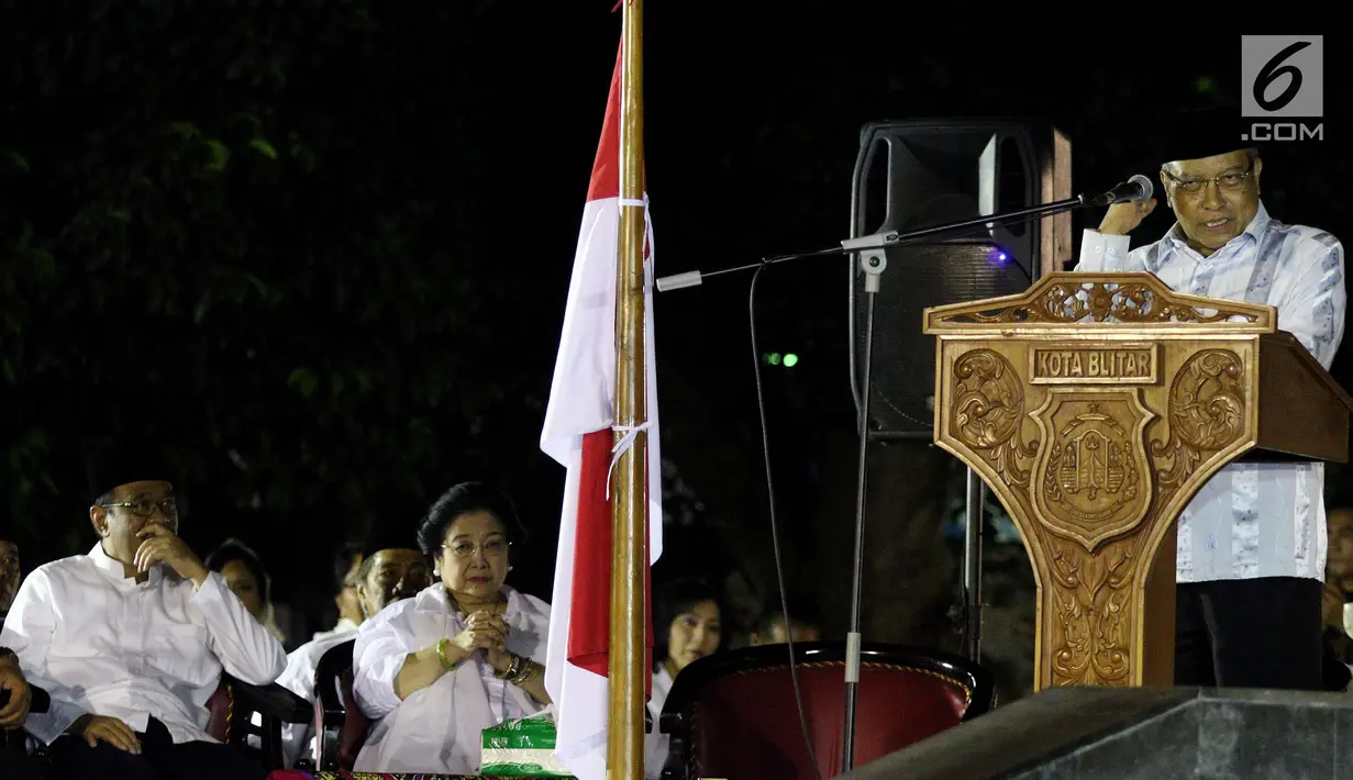 Ketua Umum PBNU Said Aqil Siradj memberikan tausyiah di Kompleks Makam Bung Karno, Kota Blitar, Jawa Timur, Senin (6/6). PDIP menggelar kegiatan buka puasa bersama dan tarawih dilanjutkan peringatan hari lahir Bung Karno. (Liputan6.com/Johan Tallo)