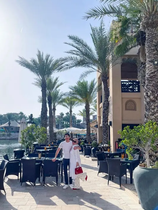 Tidak hanya kerap tampil mesra dan romantis, keduanya juga kerap kompak dengan pakaian yang dikenakan. [Instagram/princessyahrini]