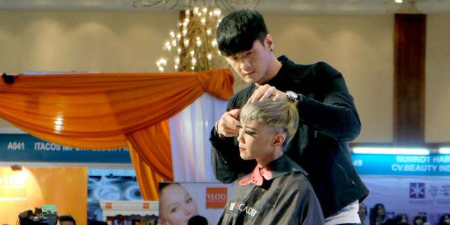 Hair show oleh tim dari Rudi Hadisuwarno Creative pada pembukaan Hair Expo Indonesia 2017 di JCC/Eureka Team