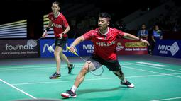 Pebulu tangkis ganda campuran Indonesia, Dejan Ferdinansyah/Gloria Emanuelle Widjaja mengembalikan kok ke arah pasangan Thailand, Dechapol Puavaranukroh/Sapsiree Taerattanachai pada babak perempat final Indonesia Open 2024 di Istora, Senayan, Jakarta, Jumat (07/06/2024). (Bola.com/Bagaskara Lazuardi)