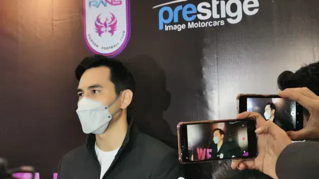 Darius Sinathrya di sela-sela acara buka puasa bersama Rans Cilegon FC di Prestige Image Motorcars, Pluit, Jakarta Utara, Minggu (2/5/2021).