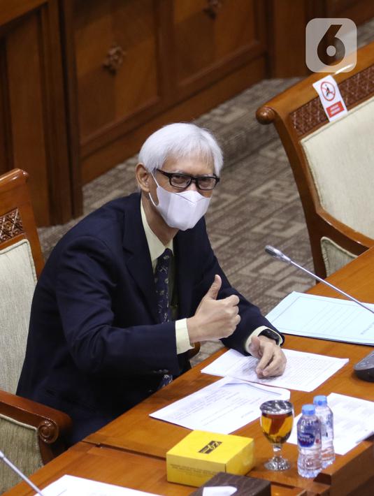 Calon Hakim Agung Tata Usaha Negara (TUN) khusus pajak Triyono Martanto mengacungkan jempol saat uji kelayakan di ruang rapat Komisi III DPR, kompleks Parlemen, Jakarta, Rabu (27/1/2021). Komisi III menghentikan uji kelayakan terhadap Triyono karena diduga plagiat. (Liputan6.com/Angga Yuniar)