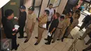 Pegawai kecamatan mengikuti pemeriksaan tes urine di Kecamatan Larangan, Ciledug, Tangerang, Senin (25/4).  Sekitar 130 PNS dan non PNS se Kecamatan Larangan dites urine untuk mengantisipasi penyalahgunaan narkoba. (Liputan6.com/Gempur M Surya)