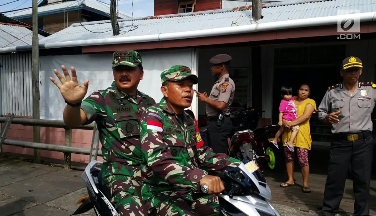 Panglima TNI Marsekal TNI Hadi Tjahjanto saat mengunjungi RSUD Agats dan Posko Satgas Kesehatan TNI KLB, Kabupaten Asmat, Papua, Kamis (1/2). Satgaskes TNI KLB sudah melaksanakan vaksinasi terhadap 13.336 anak-anak. (Liputan6.com/Pool/Puspen TNI)