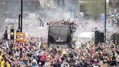 Pemain serta ofisial tim Newcastle United menyapa para suporter saat parade juara Carabao Cup atau Piala Liga Inggris di Newcastle, Inggris. (Danny Lawson/PA via AP)