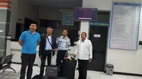 WN Tunisia itu (berjaket hitam) dideportasi dari Indonesia pertama kali via Jakarta, tiga bulan kemudian via Manado. (Liputan6.com/Yoseph Ikanubun)