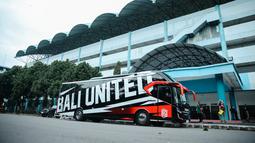 Bus Bali United menggunakan produk terbaru dari karoseri Laksana, yaitu tipe SR3. Livery yang diapikasikan pun memiliki desain sangat segar dan modern. Kesan agresif namun tetap simple tercermin dari bus ini. (Source: baliutd.com)
