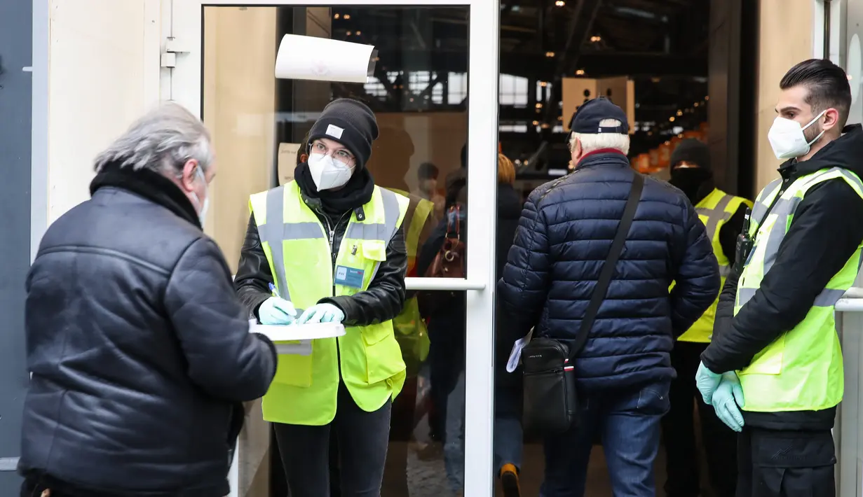 Para staf bekerja di pintu masuk lokasi vaksinasi COVID-19 di Berlin, ibu kota Jerman (27/12/2020).  Jerman sudah memberi suntikan pertamanya sehari lebih awal, hanya beberapa jam setelah menerima kiriman vaksin pertamanya. (Xinhua/Shan Yuqi)