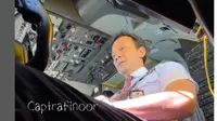 Viral Video Pilot Sholat di Kokpit Pesawat, Banjir Pujian Warganet.&nbsp; foto; Instagram @mood.jakarta, TikTok @captainrafinoor