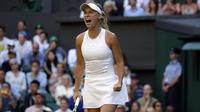 Petenis cantik asal Denmark, Caroline Wozniacki merayakan kemenangannya atas petenis Hungaria pada laga tunggal putri Wimbledon 2017 di Wimbledon Tennis Championships, London, (4/7/2017). (AP/Alastair Grant)