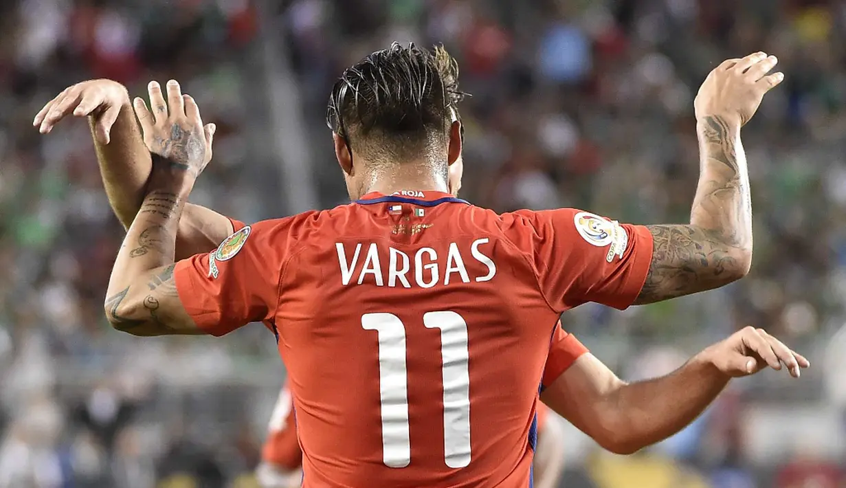 Eduardo Vargas mencetak 4 gol saat Cile melumat Meksiko 7-0 dalam perempat final Copa America Centenario 2016 di Stadion Levis, Santa Clara, AS, Minggu (19/6/2016). (AFP/Omar Torres)