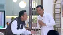 Denny Cagur menyambut Jokowi KW. Tampak pria yang mirip  ayah Kaesang itu juga berdandan sama seperti orang nomor satu di Indonesia. [Youtube/Ini Talk Show]