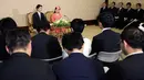 Putri Jepang Ayako bersama calon suaminya, Kei Moriya dalam konferensi pers pertunangan mereka di Tokyo, Senin (2/7). Ayako menjadi putri kedua, setelah sang kakak Putri Noriko, yang harus merelakan gelar kebangsawanan demi cinta. (AP/Koji Sasahara, Pool)