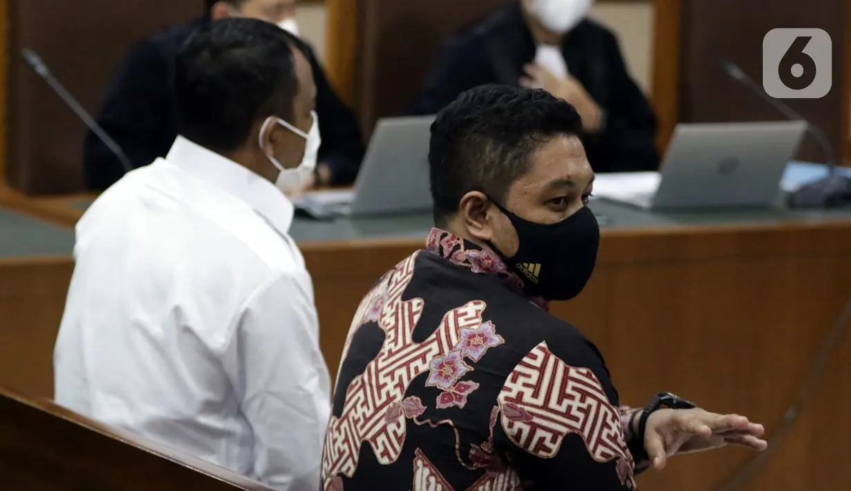 Mantan penyidik KPK, Stepanus Robin Pattuju (kanan) saat sidang pembacaan putusan di Pengadilan Tipikor Jakarta, Rabu (12/1/2022). Stepanus Robin Pattuju divonis 11 tahun penjara dan denda Rp 500 juta terkait kasus suap penanganan sejumlah kasus korupsi di KPK. (Liputan6.com/Helmi Fithriansyah)