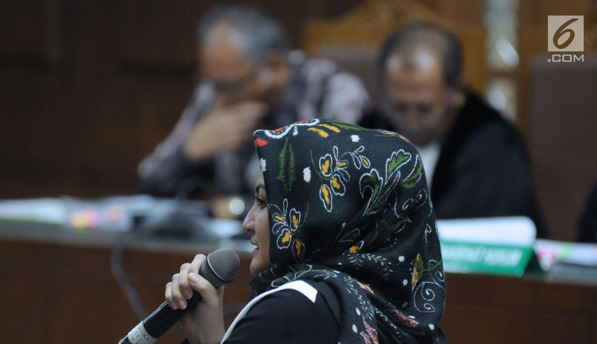 Istri Setya Novanto, Deisti Astriani Tagor saat menjadi saksi pada sidang perkara merintangi penyidikan dugaan korupsi E-KTP dengan terdakwa Bimanesh Sutarjo di Pengadilan Tipikor, Jakarta, Senin (16/4). (Liputan6.com/Helmi Fithriansyah)