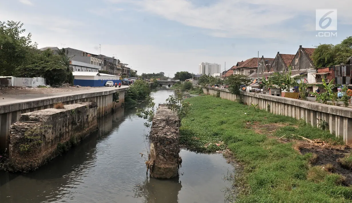 Kondisi Kali Besar Timur, kawasan Kota Tua, Jakarta, Minggu (30/9). Kali Besar Timur terlihat dipenuhi sampah dan semak belukar. (Merdeka.com/Iqbal Nugroho)