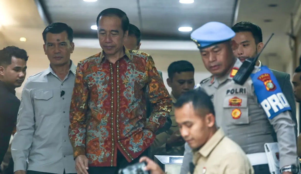 Presiden ke-7 Republik Indonesia, Joko Widodo (Jokowi) usai membuat pelaporan soal tuduhan ijazah palsu di Mapolda Metro Jaya, Jakarta, Rabu (30/4/2025). (merdeka.com/Arie Basuki)