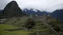 Para pengunjung tampak berjalan menaiki tangga di benteng Inca Machu Picchu , Peru, Rabu (12/8/2015). Machu Picchu merupakan situs warisan dunia UNESCO dan merupakan objek wisata unggulan di Peru. (REUTERS/Pilar Olivares)