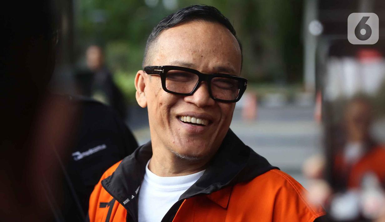 Mantan Wakil Menteri Ketenagakerjaan, Immanuel Ebenezer Gerungan (Noel) usai menjalani pemeriksaan lanjutan di gedung Merah Putih Komisi Pemberantasan Korupsi (KPK), Jakarta, Selasa (25/11/2025). (Liputan6.com/Helmi Fithriansyah)