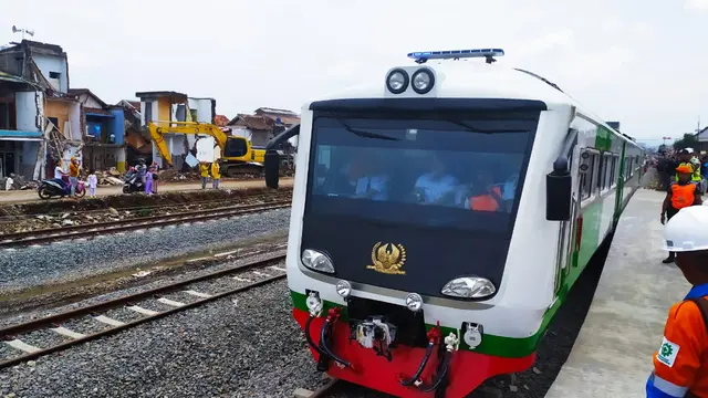 Rangkaian gerbong kereta api yang membawa rombongan Dirut PT KAI dan pejabatnya, saat pertama kali memasuki stasiun Garut Kota, Jawa Barat, dalam pengecekan jalur reaktivasi, Jumat (31/1/2020)