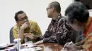 Mensesneg, Praktikno (kiri) berbincang dengan Andi Widjajanto saat rapat terbatas bersama Presiden Joko Widodo di Komplek Istana Kepresidenan, Jakarta (27/2/2015). Rapat membahas tentang keluhan masyarakat mengenai biaya BPJS. (Liputan6.com/Faizal Fanani)