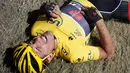 Pemimpin sementara atau pemegang jersey kuning, Fabien Cancellara tampak menahan sakit usai insiden kecelakaan yang melibatkan puluhan pebalap sepeda saat babak ketiga Tour de France dari Anvers ke Huy di Belgia, Senin (6/7/2015). (REUTERS/Eric Gaillard)
