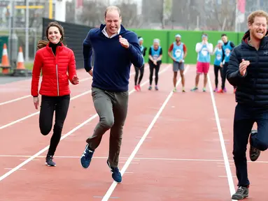 Pangeran William, Kate Middleton dan Pangeran Harry mengikuti lomba lari estafet saat pelatihan untuk acara amal Heads Together di Taman Queen Elizabeth II di London, Inggris (5/2). (AP Photo / Alastair Grant, Pool)