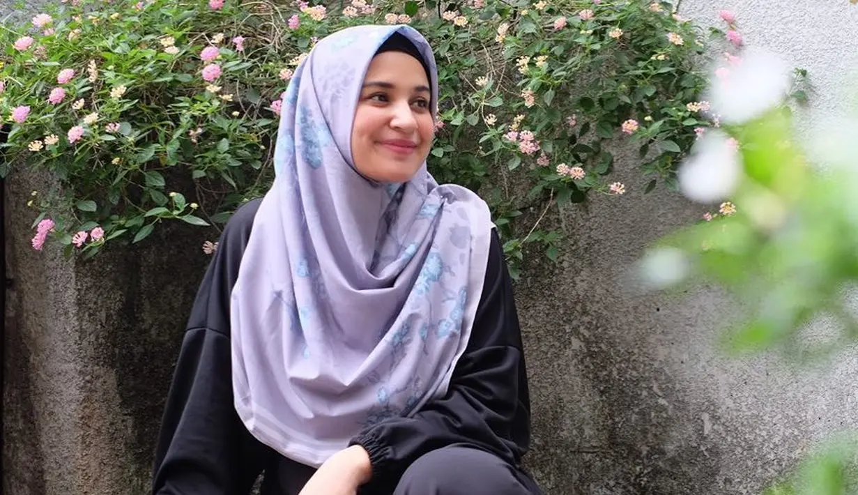 Sedangkan Shireen Sungkar mempunyai bisnis busana muslim yang diberi nama ZASHI.id. (Foto: instagram.com/shireensungkar)