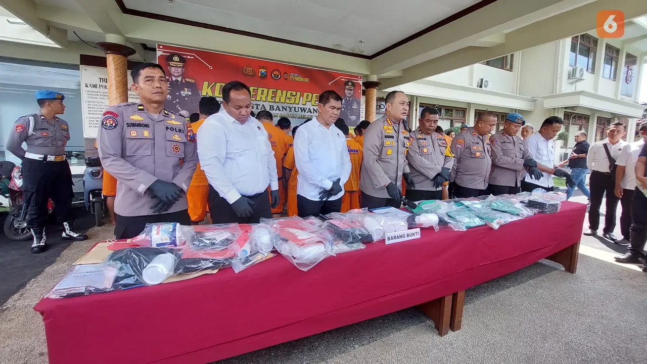 Kapolresta Banyuwangi Kombes Pol Nanang Haryanto tunjukan barang bukti  ungkap narkoba di wilayah Banyuwangi (Hermawan Arifianto/Liputan6.com)