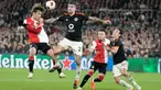 Pemain Feyenoord, Ayase Ueda (kiri) berebut bola atas dengan Gianluca Mancini (AS Roma) selama pertandingan sepak bola leg pertama play off Liga Europa 2023/2024 di Stadion De Kuip, Rotterdam, Belanda, Kamis, 15 Februari 2024. (AP Photo/Peter Dejong)